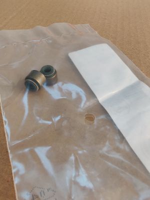 Уплътнител за клапан (5.5x9/9x11x9.5) FPM  166.190 ELRING, BUICK 94535482,CADILLAC 94535482,CHEVROLET 94535482,DAEWOO 09289-05012,FIAT 71741827,GENERAL MOTORS 94535482,HUMMER 94535482,NISSAN,OPEL 4708944,PONTIAC 94535482,SUZUKI 09289-05012